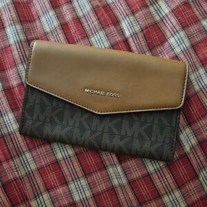 Michael Kors Brown Pebbled 3 in 1 Crossbody Clutch Wallet Purse